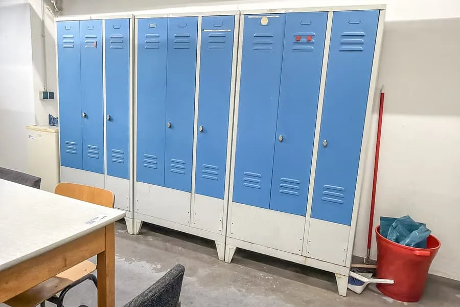 3 armoires, chacune à 3 portes