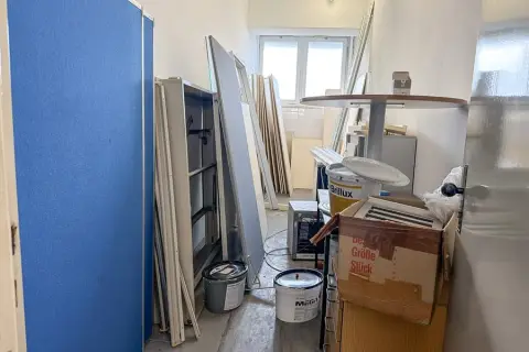 Contenu de pièce : mobilier de bureau et peinture murale