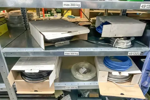 Contents of 2 shelf levels: various hoses