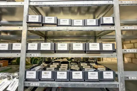 Inhoud van 4 legplanken: bevestigingsmateriaal