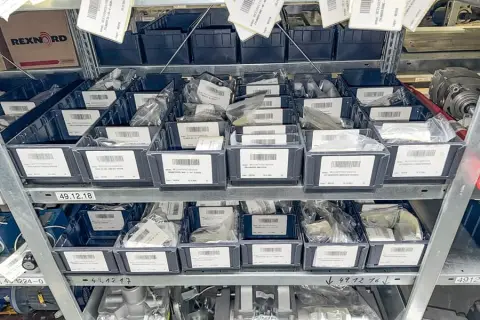 Inhoud van 3 legplanken: bevestigingsmateriaal