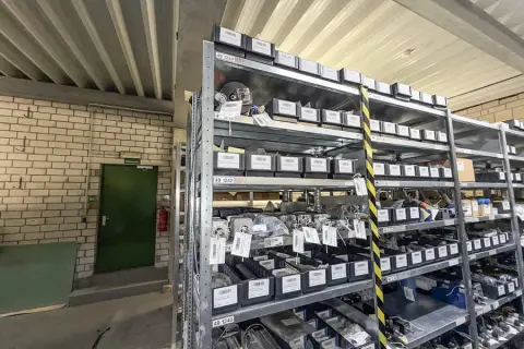 Inhoud van 2 rekken: bevestigingsmateriaal
