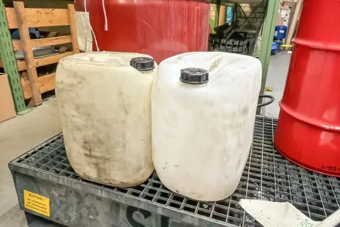 2 jerrycans