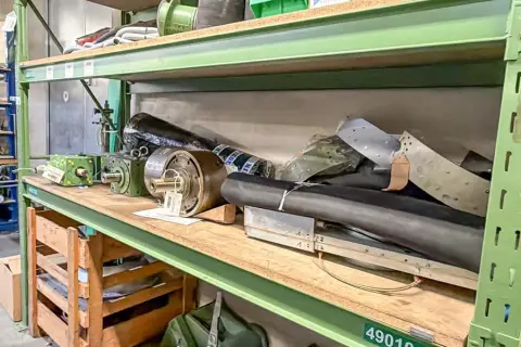 Shelf level contents: machine spare parts