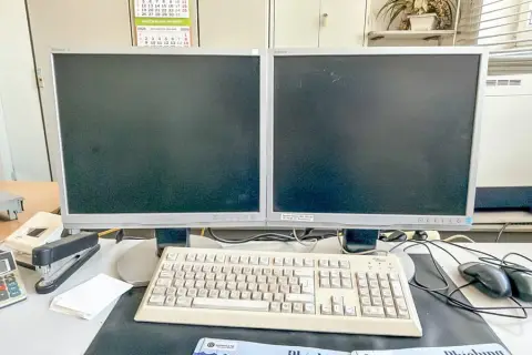 2 monitory a klávesnice