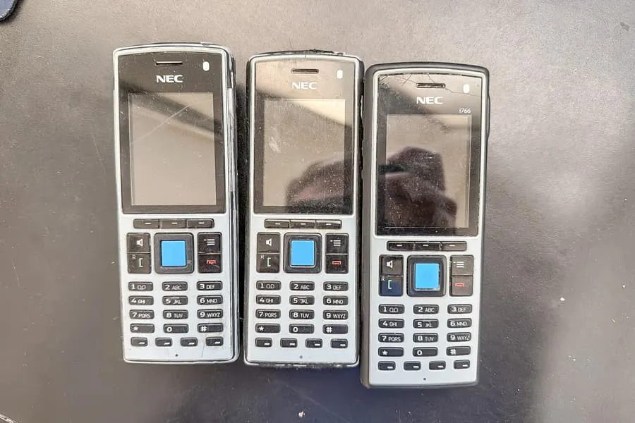 3 téléphones NEC