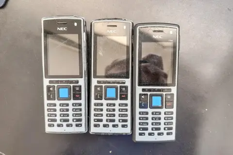 3 telefony NEC