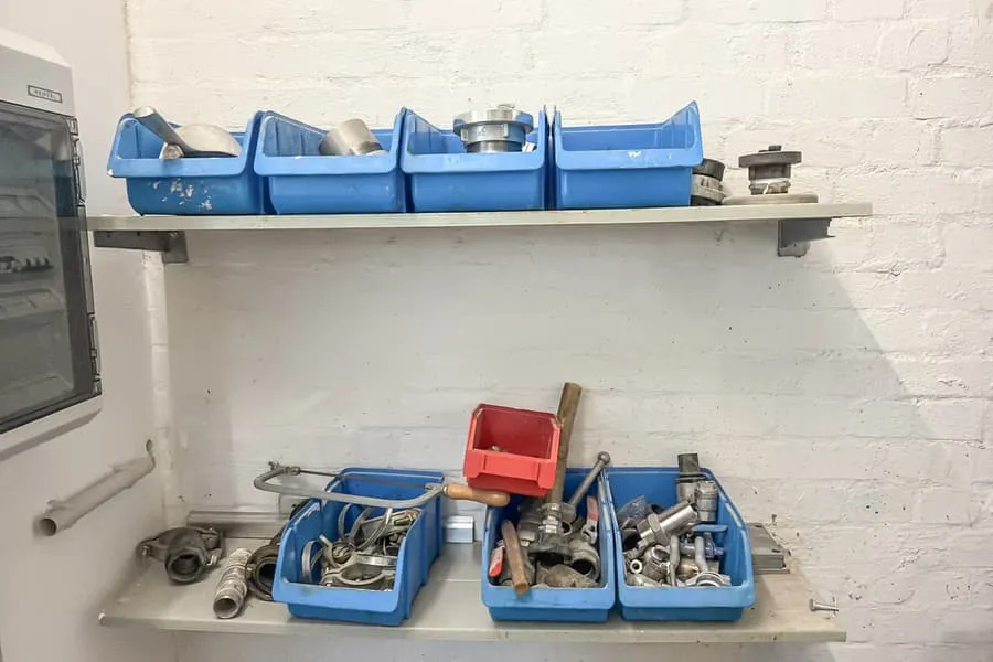 7 bakken met machine-onderdelen