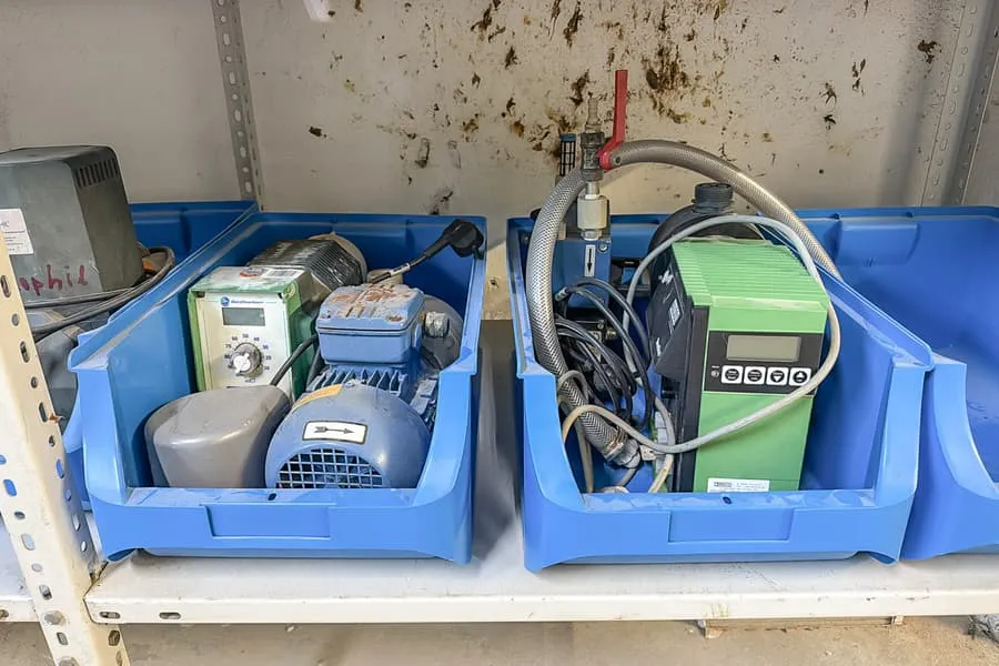 2 bakken met machine-onderdelen