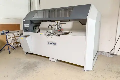 Dwugłowicowa piła do cięcia pod kątem Schüco PAS Compact 650