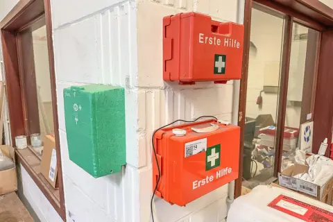2 lékárničky a sada pro výplach očí
