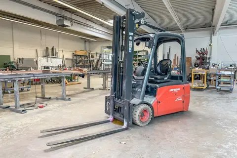 Elektrický vysokozdvižný vozík Linde E20L-01