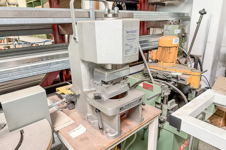 Pneumatische Presse Schüco