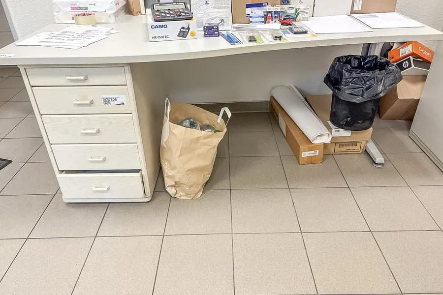 Schreibtisch mit Ladenschrank