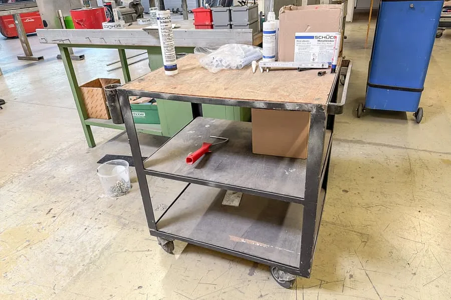 Chariot d'atelier avec contenu : divers