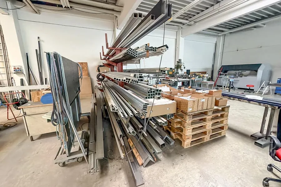 Contents cantilever rack: hardware