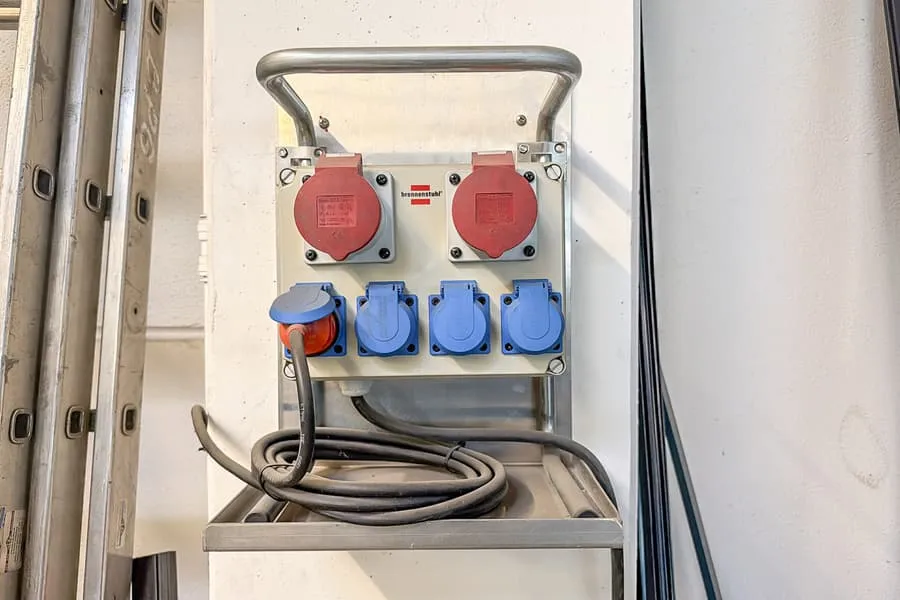 Power distribution unit Brennenstuhl, wall-mounted