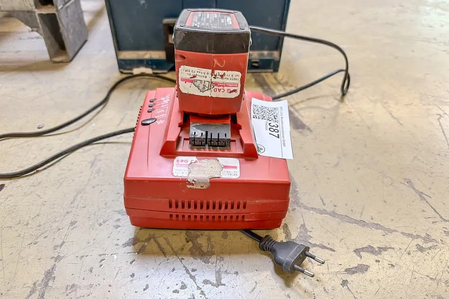 Station de charge avec batterie Hilti SFB 155