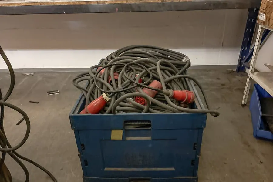 Partij hoogspanningskabels