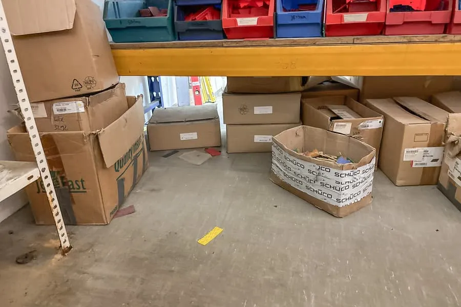 Shelf level contents: various connection and fastening materials