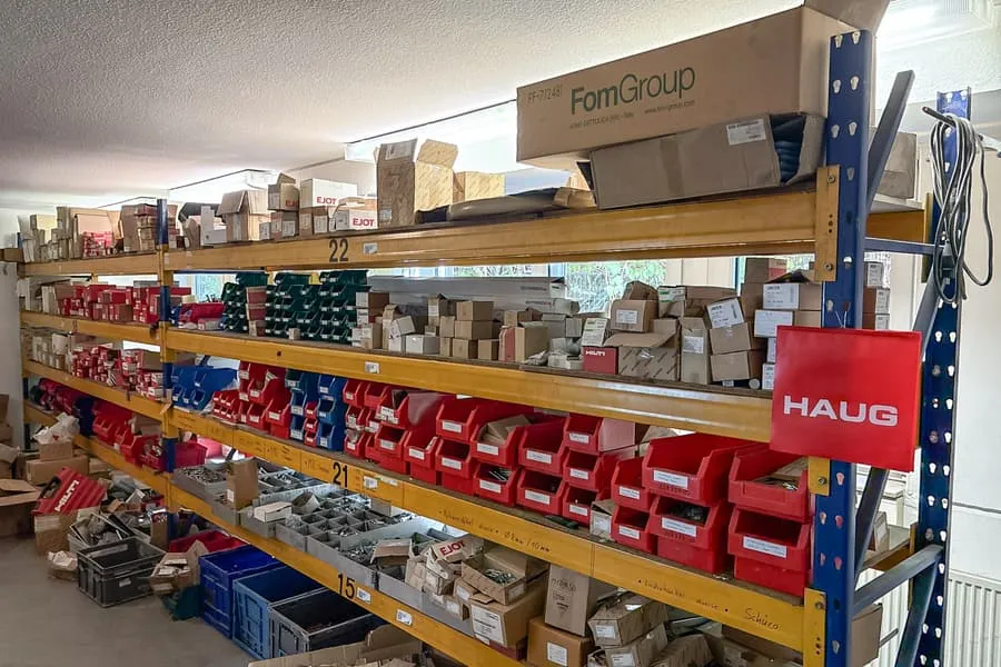 Zware stelling, geschroefd, ca. 9 strekkende meter