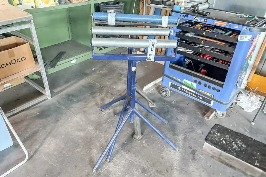3 chariots porte-rouleaux divers
