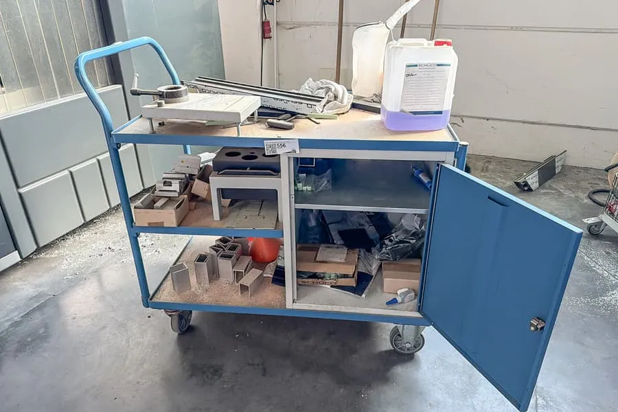Chariot d'atelier avec contenu