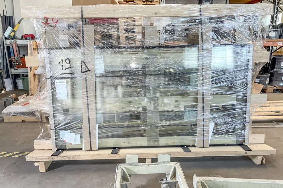 Palette avec 6 vitres coupe-feu Schüco EL30