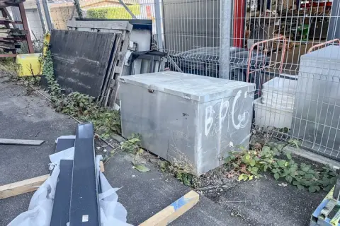 Caisse en aluminium avec composants d'échafaudage