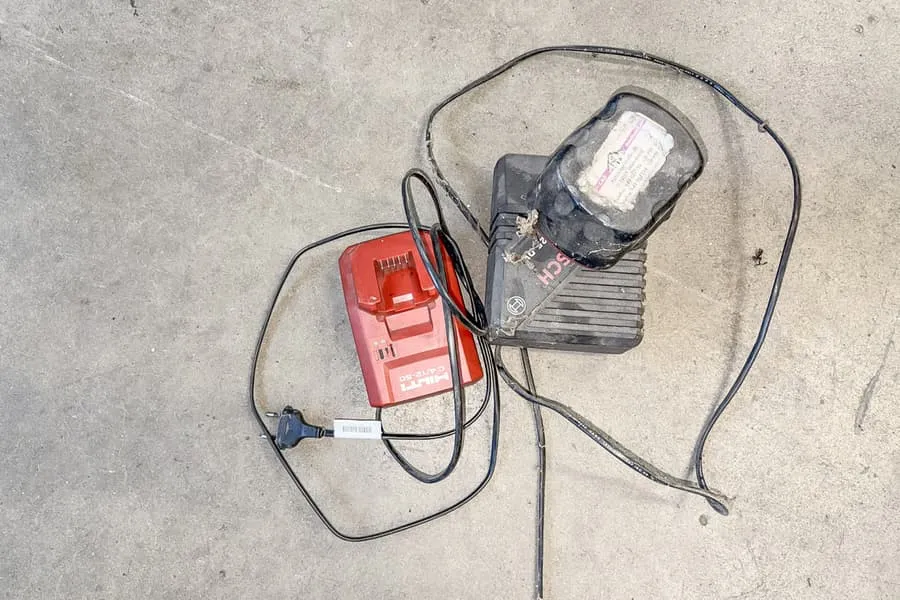 2 nabíječky Hilti a Bosch