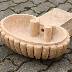 Garten - Sandsteinobjekt - Wandbrunnen