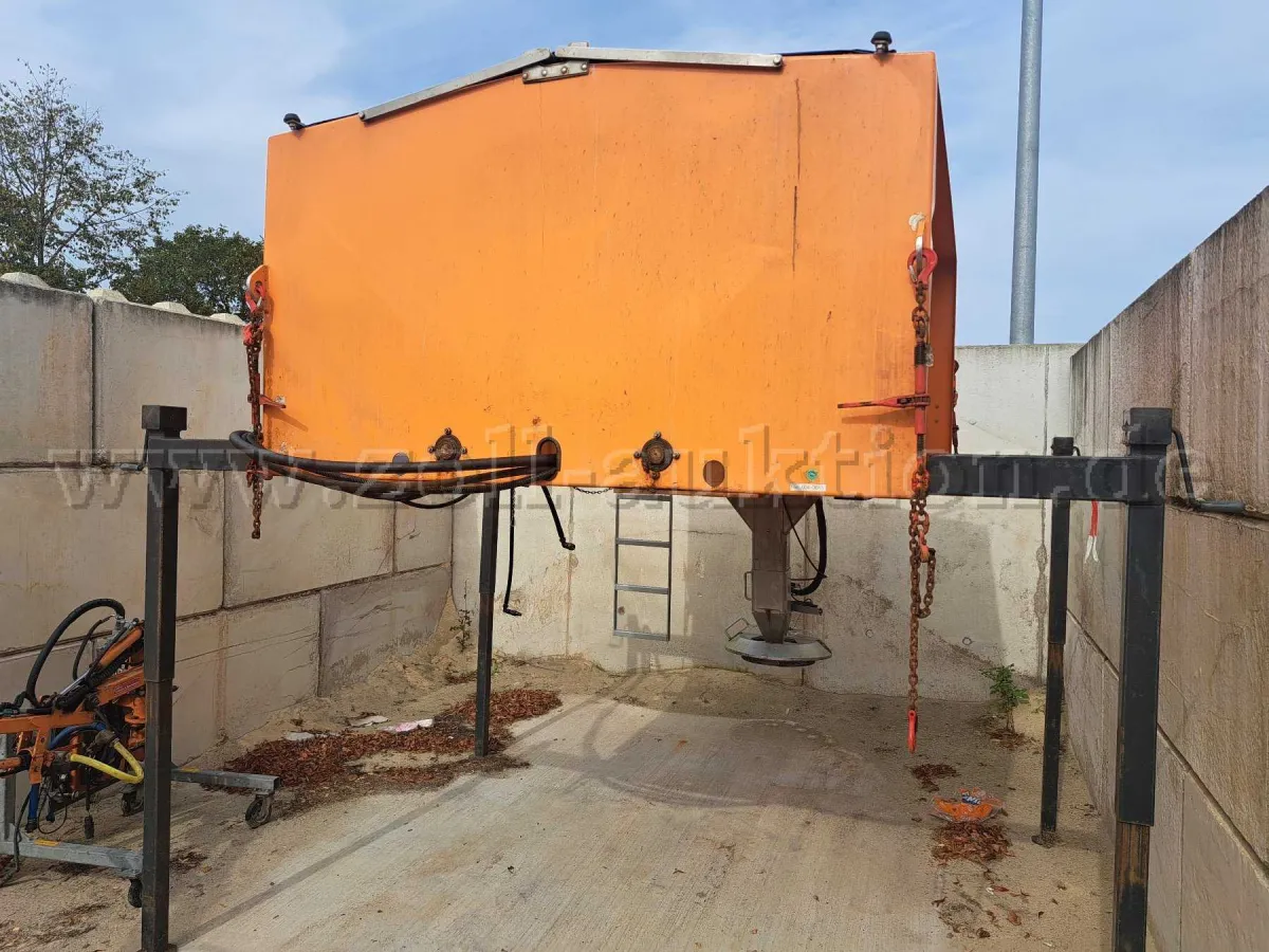 1 Gmeiner Yeti 3000 WE mounted salt spreader