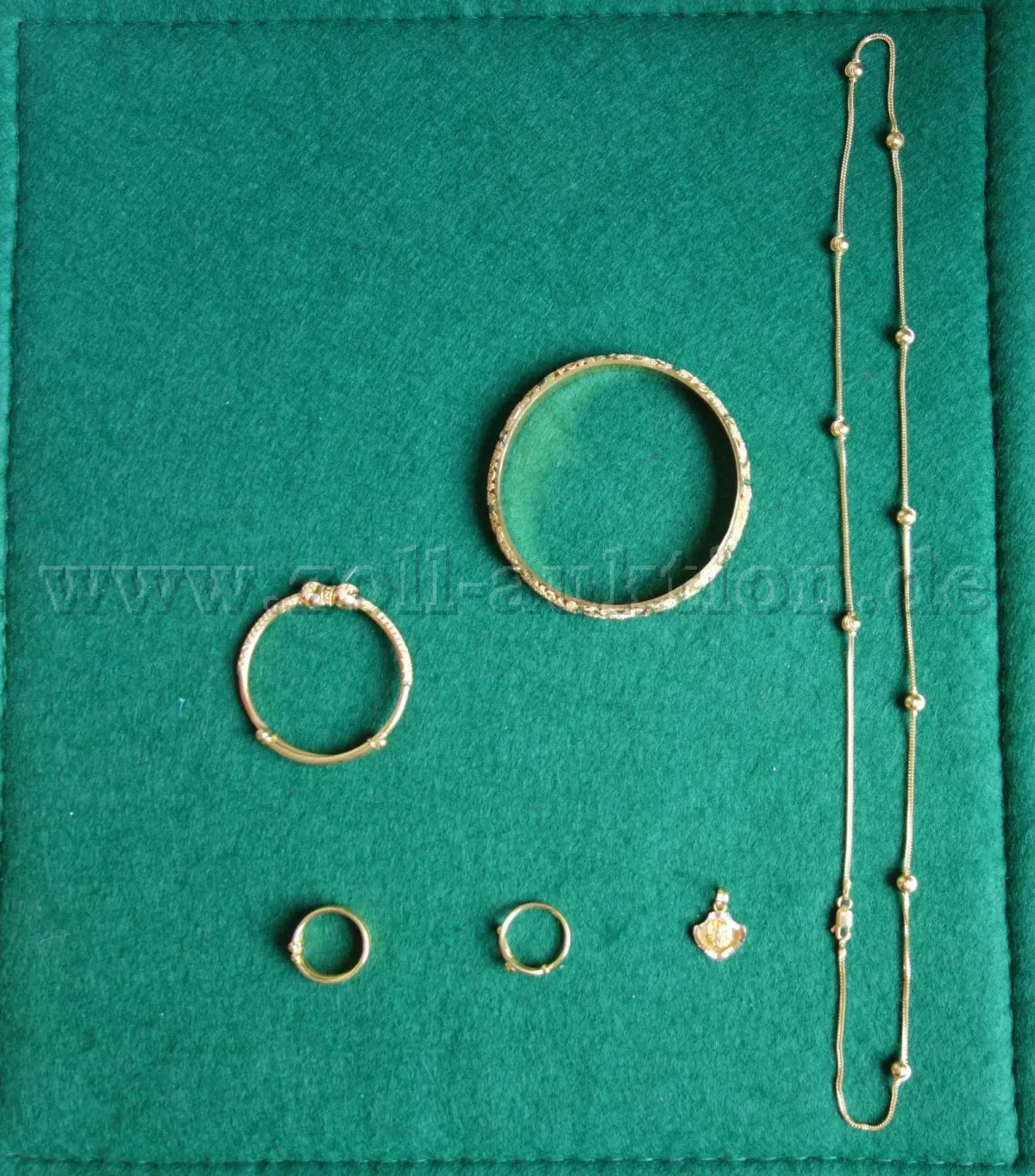 Lot composé de pendentif, bagues, bracelet, collier 916/000 or 22 carats