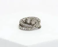Broszka, złoto białe 14kt, 3 diamenty ok. w/p1 i 32 mniejsze diamenty, ok. 0,90 ct, ok. 5,5 g