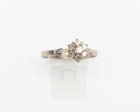 Ring, 18kt Weißgold, 7 Brillanten, ca. 0.20 ct., ca. 2.2 g, RM 57, ein Stein minimal beschädigt