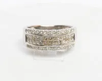 Bandring, 18kt Weißgold, 28 Brillanten zus. ca. 0.40 ct., 26 Princesscut-Diamanten, etwa w-tc/vsi-si, zus. ca. 0.75 ct., ca. 6.4 g, RM 55