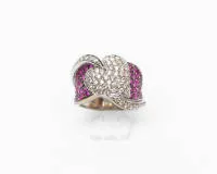 Ring, Herzblatt, 14kt Weißgold, 66 Brillanten zus. ca. 0.90 ct., 43 Rubine zus. ca. 1.40 ct., 8.75 g, RM 54.