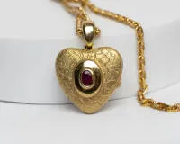 Herzmedaillon an Kette, 14kt Gelbgold, Rubincabochon, ca. 29.1 g, ca. 60 cm lang