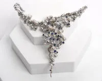 Naszyjnik, złoto białe 18kt, 42 szafiry, 38 brylantów łącznie ok. 1,80 ct, 36 pereł, jasnoszare i białe, ø ok. 5-7 mm każda, ok. 68 g, ok. 39 cm długości