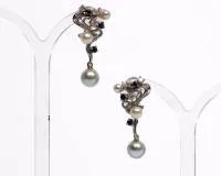 Paar Ohrclips, 18kt Weißgold, 6 Saphire, 6 Perlen, ø je ca. 6-8mm, 6 Brillanten, ca. 0.20 ct., zus. ca. 11 g, ca. 32 x 20 mm
