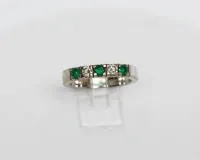 Ring, 18kt Weißgold, 3 Smaragde, 2 Brillanten zus. ca. 0.22 ct., ca. 5.1 g, RM 52.5