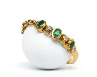 Bransoleta, złoto żółte 18 ct, 3 szmaragdy owalne fasetowane łącznie ok. 3,36 ct, 3 brylanty łącznie ok. 0,78 ct, ok. 34 g, ok. 19 cm