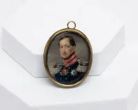 Owalny medalion portretowy Fryderyka Wilhelma III (1770-1840), Prusy, prawdopodobnie ok. 1820, malowany miniaturowy portret Fryderyka Wilhelma III, króla Prus, z gwiazdą orderu Czarnego Orła, obudowa z mosiądzu ze szkłem z przodu i...
