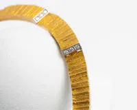 Collier, Lapponia, or jaune/or blanc 18 carats, 13 petits brillants total env. 0,26 ct, env. 65,2 g, longueur env. 43 cm.