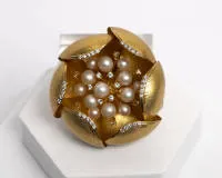 Wspaniała broszka w kształcie kwiatu, złoto żółte 18kt, 42 brylanty łącznie ok. 1,20 ct, 7 pereł ø ok. 7 mm, 6 pereł ø ok. 5 mm, ok. 52,4 g, ø ok. 55 mm