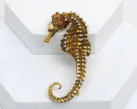 Wyjątkowa broszka konik morski, złoto żółte 18kt / platyna 950, ok. 360 diamentów starych szlifów w różnych kolorach, perła, ok. 6 x 4,5 mm, 26,9 g