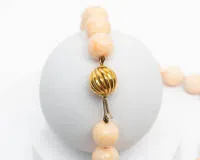 Naszyjnik z koralu, koral skóra anioła, 30 kulek ø ok. 13-14 mm, zapięcie kulkowe ø ok. 14 mm, złoto żółte 18kt, dł. ok. 46 cm