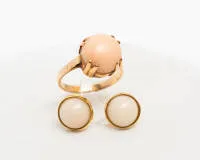 Para kolczyków i pierścionek, złoto żółte/czerwone 14kt, kaboszony z koralu, razem 7,8 g, RM 56