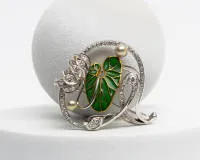 Broche nénuphar, or blanc/jaune 18 carats, émail, 55 brillants env. 1,21 ct, 2 petites perles ø 5,7 mm et 5,2 mm, env. 14 g