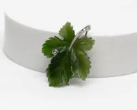Leaf brooch, 18kt white gold, diamond approx. 0.05 ct, setting, agate, approx. 40 x 30 mm